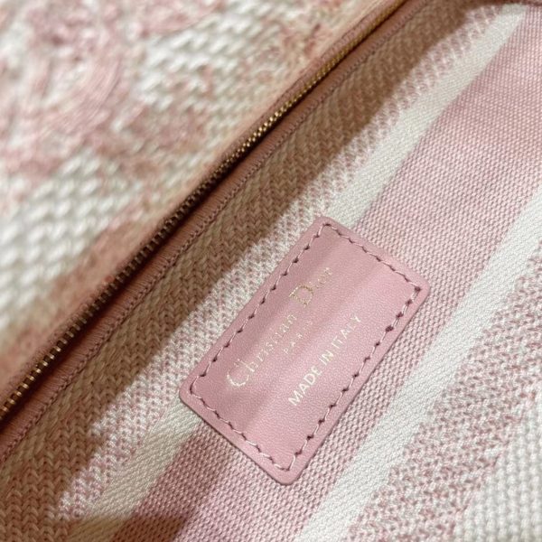 Réplique Sac Lady D-Lite Medium en broderie Toile de Jouy rose – Image 2
