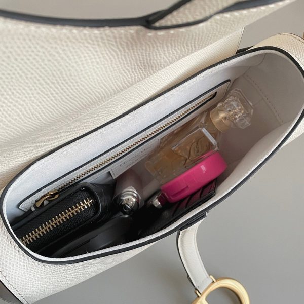 Réplique Sac Saddle Dior avec bandoulière en veau grainé blanc – Image 9