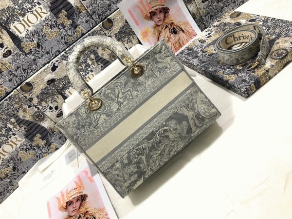 Sac Lady D-Lite Large en broderie Toile de Jouy inversée grise – Image 10