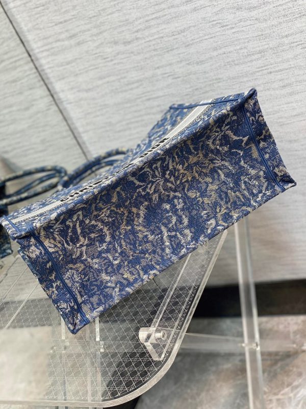Réplique Sac Dior Book Tote Large en broderie effet denim Brocart bleue – Image 9