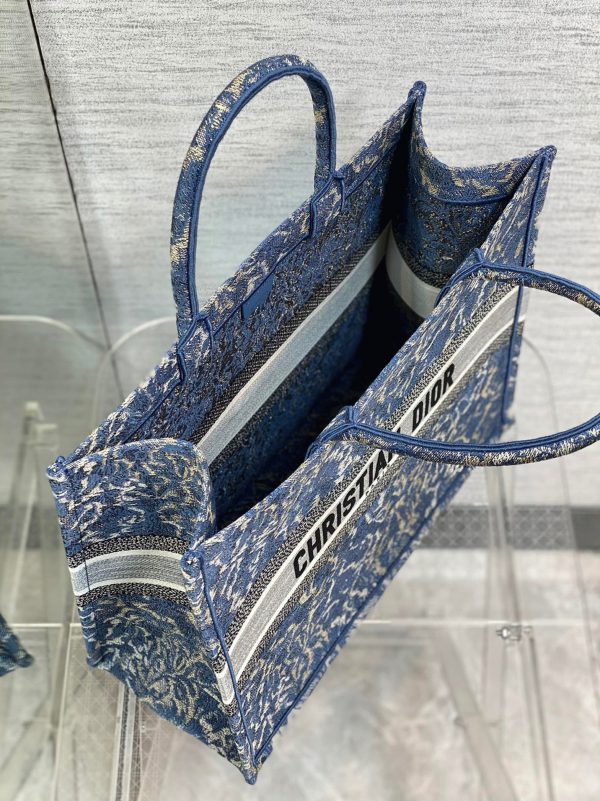 Réplique Sac Dior Book Tote Large en broderie effet denim Brocart bleue – Image 8