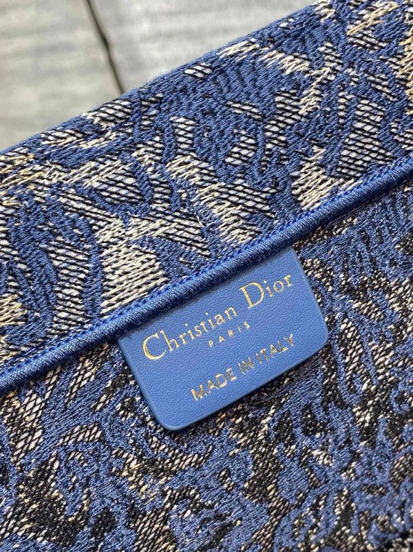 Réplique Sac Dior Book Tote Large en broderie effet denim Brocart bleue – Image 7