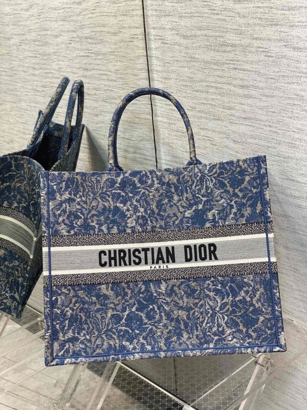 Réplique Sac Dior Book Tote Large en broderie effet denim Brocart bleue – Image 6