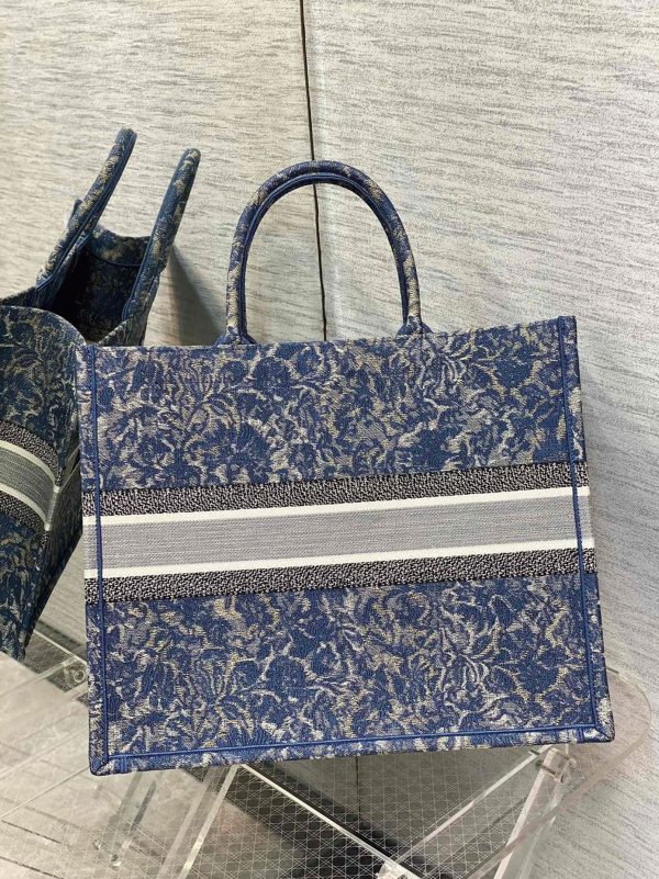 Réplique Sac Dior Book Tote Large en broderie effet denim Brocart bleue – Image 5