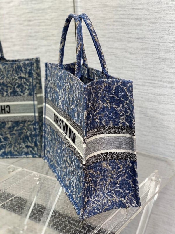 Réplique Sac Dior Book Tote Large en broderie effet denim Brocart bleue – Image 4