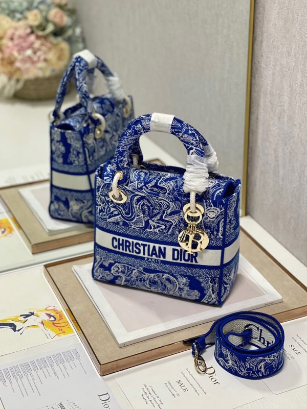 Fausse Sac Lady D-Lite Medium en broderie Toile de Jouy inversée bleu fluorescent – Image 5