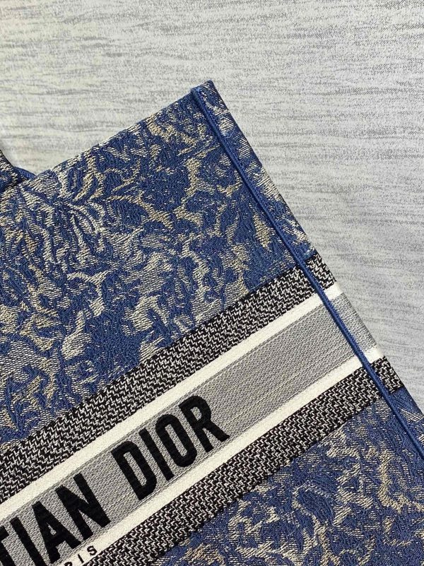 Réplique Sac Dior Book Tote Large en broderie effet denim Brocart bleue – Image 3