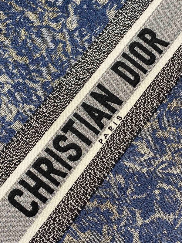 Réplique Sac Dior Book Tote Large en broderie effet denim Brocart bleue – Image 2