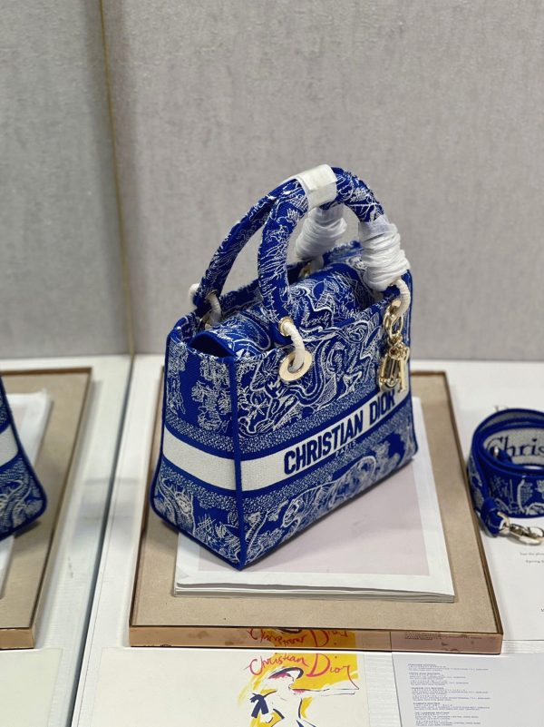 Fausse Sac Lady D-Lite Medium en broderie Toile de Jouy inversée bleu fluorescent – Image 2