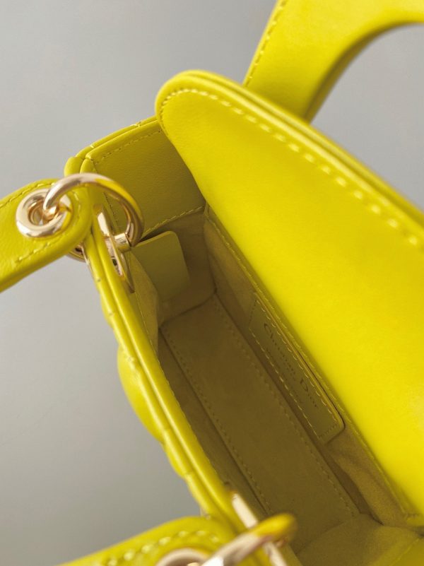 Fausse Micro Sac Lady Dior en agneau cannage jaune – Image 2