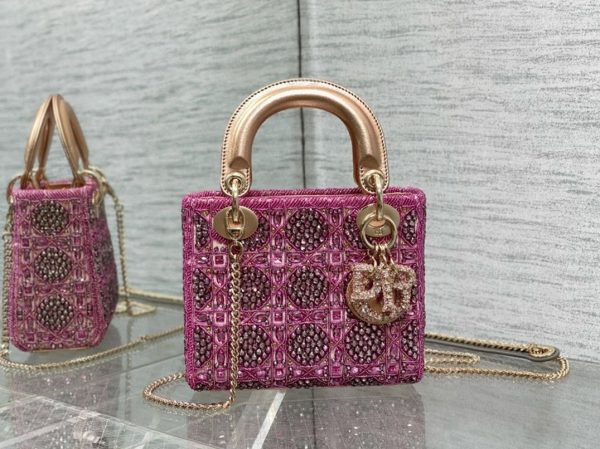 Fausse Mini Sac Lady Dior avec chaîne en satin brodé perle rose – Image 2