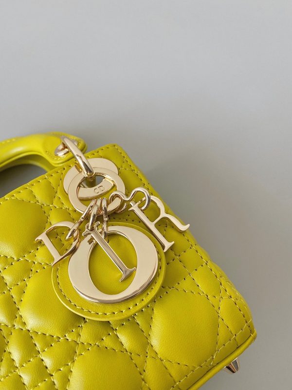 Fausse Micro Sac Lady Dior en agneau cannage jaune – Image 4