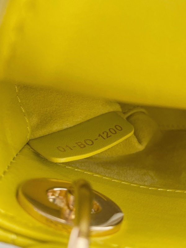 Fausse Micro Sac Lady Dior en agneau cannage jaune – Image 5