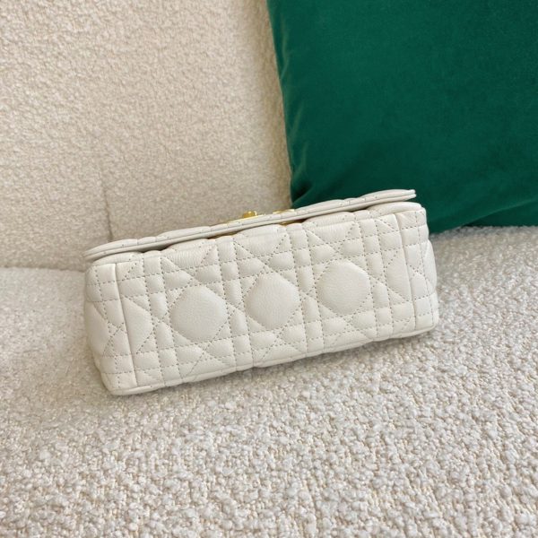Contrefaçon Petit Sac Dior Caro en blanc – Image 6