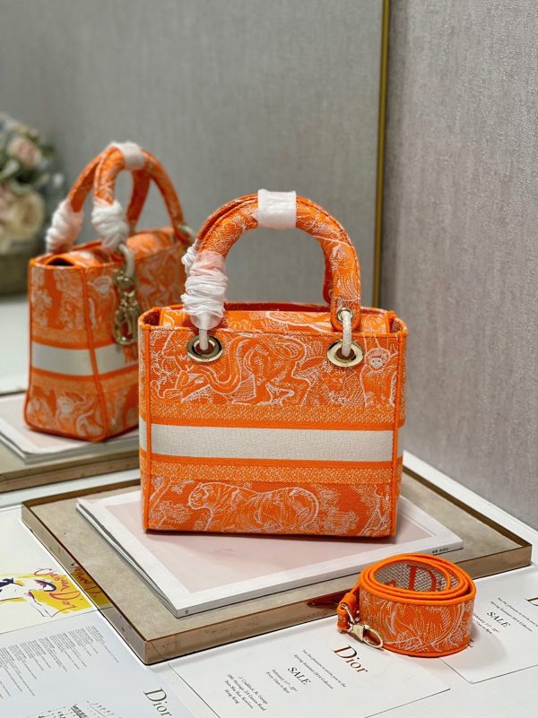 Fausse Sac Lady D-Lite Medium en broderie Toile de Jouy inversée orange fluorescent – Image 5