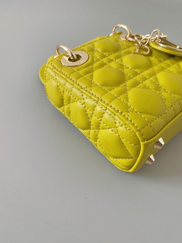 Fausse Micro Sac Lady Dior en agneau cannage jaune – Image 6