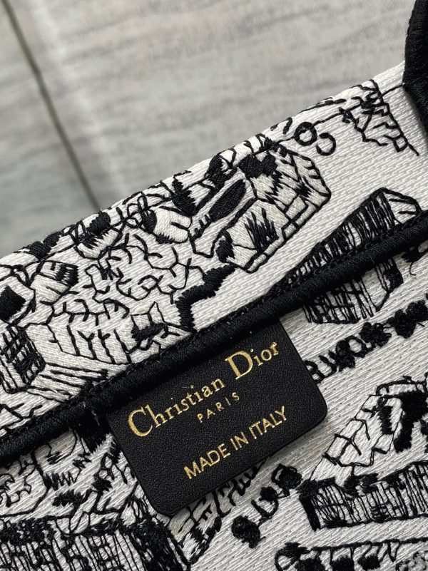 Contrefaçon Sac Dior Book Tote Large en broderie Plan de Paris blanche – Image 12