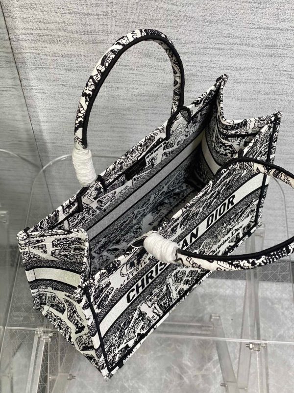 Contrefaçon Sac Dior Book Tote Large en broderie Plan de Paris blanche – Image 11