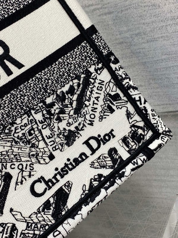 Contrefaçon Sac Dior Book Tote Large en broderie Plan de Paris blanche – Image 10