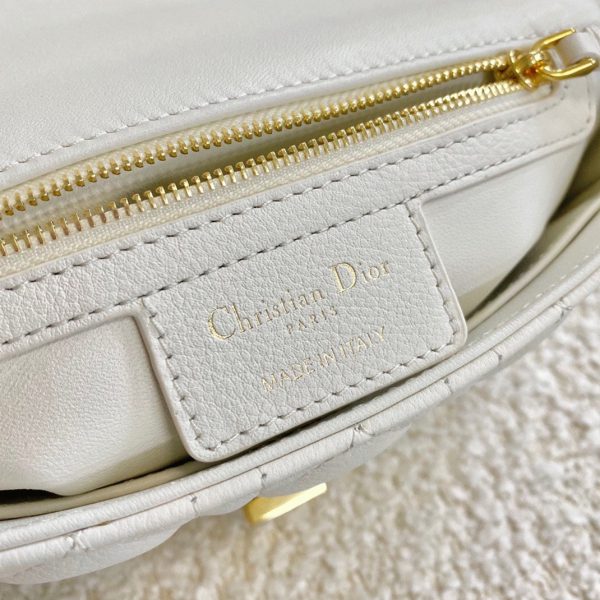 Contrefaçon Petit Sac Dior Caro en blanc – Image 4
