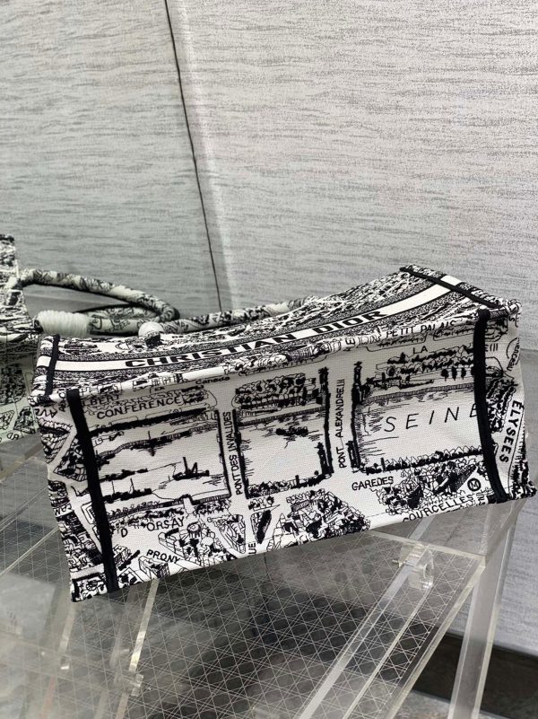 Contrefaçon Sac Dior Book Tote Large en broderie Plan de Paris blanche – Image 9