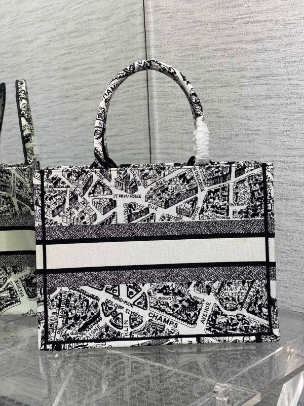 Contrefaçon Sac Dior Book Tote Large en broderie Plan de Paris blanche – Image 7