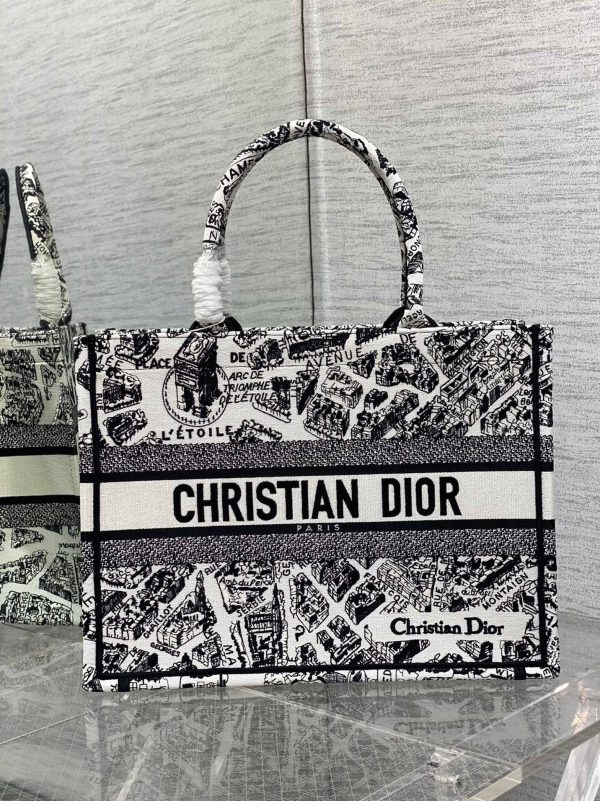 Contrefaçon Sac Dior Book Tote Large en broderie Plan de Paris blanche – Image 5