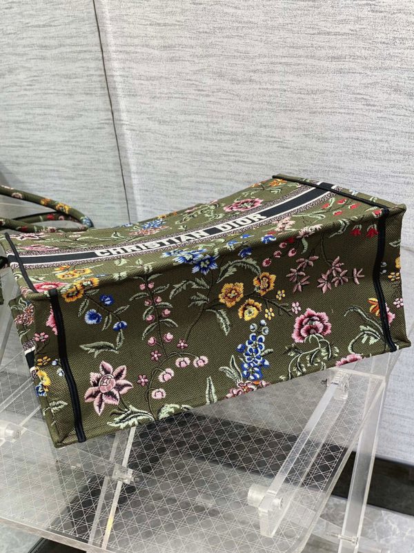 Imitation Sac Dior Book Tote Large en broderie Petites Fleurs Dior vert – Image 7