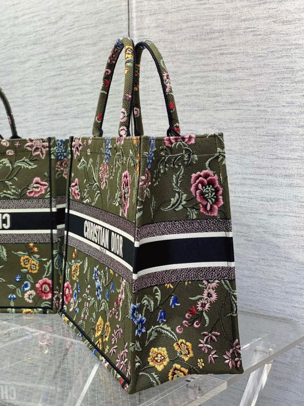 Imitation Sac Dior Book Tote Large en broderie Petites Fleurs Dior vert – Image 6