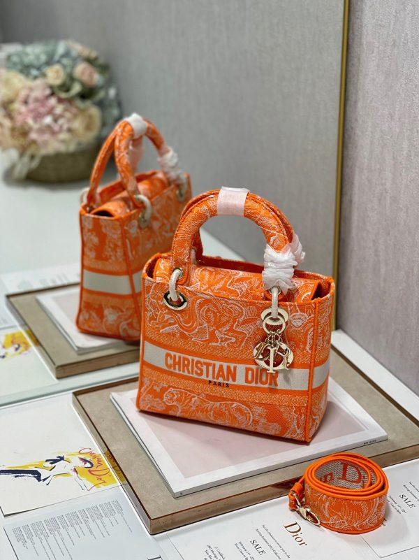 Fausse Sac Lady D-Lite Medium en broderie Toile de Jouy inversée orange fluorescent – Image 2
