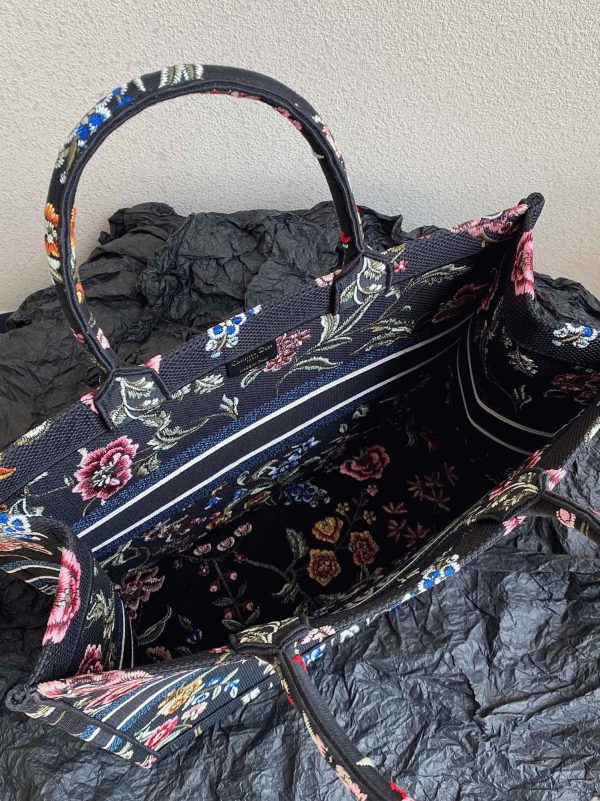 Fausse Sac Dior Book Tote Large en broderie Petites Fleurs Dior noire – Image 8
