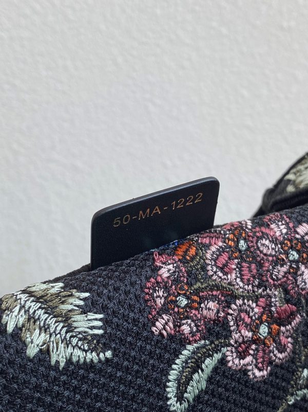 Fausse Sac Dior Book Tote Large en broderie Petites Fleurs Dior noire – Image 7