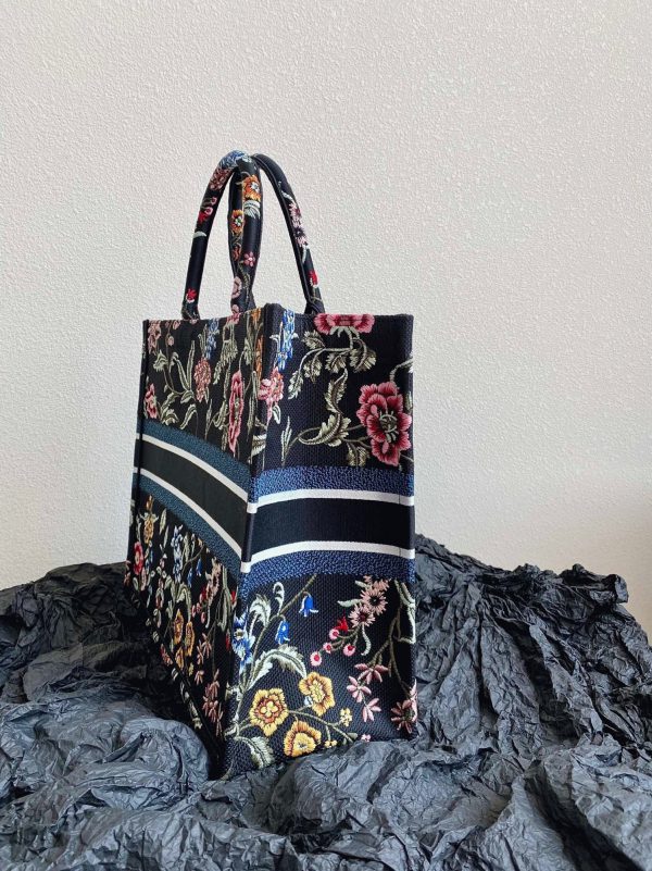 Fausse Sac Dior Book Tote Large en broderie Petites Fleurs Dior noire – Image 2
