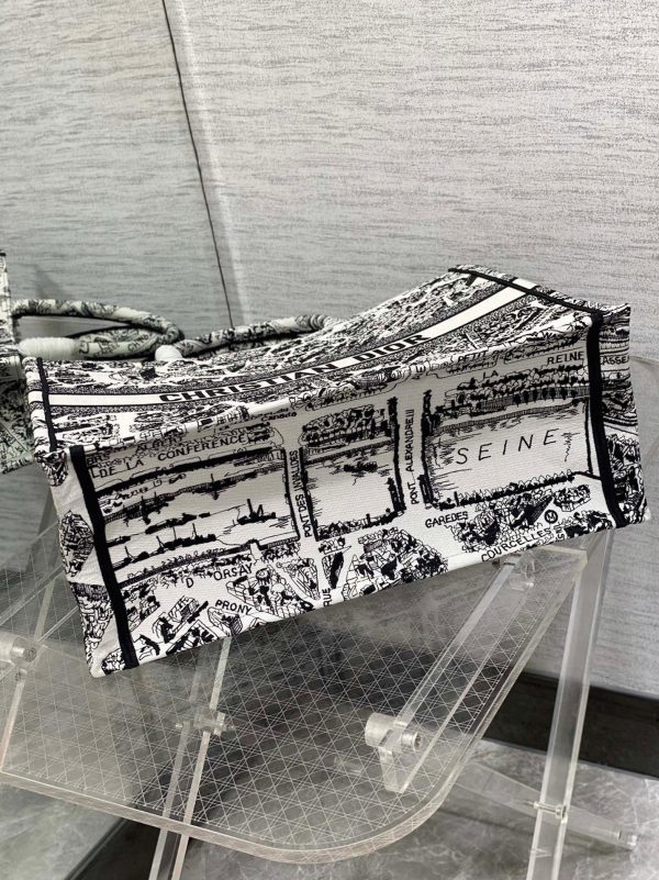 Contrefaçon Sac Dior Book Tote Large en broderie Plan de Paris blanche – Image 4