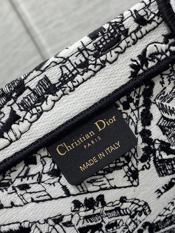 Contrefaçon Sac Dior Book Tote Large en broderie Plan de Paris blanche – Image 3