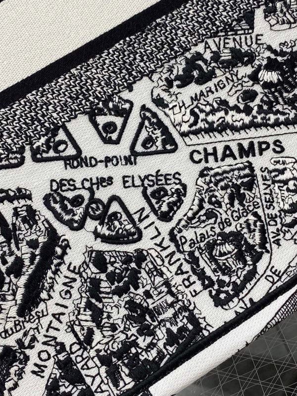Contrefaçon Sac Dior Book Tote Large en broderie Plan de Paris blanche – Image 2