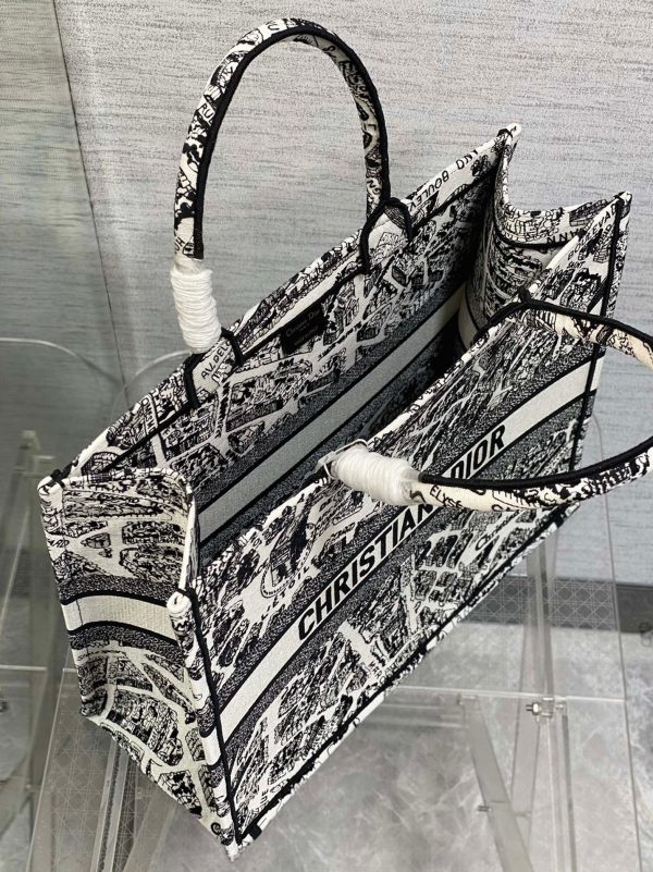 Contrefaçon Sac Dior Book Tote Large en broderie Plan de Paris blanche – Image 13