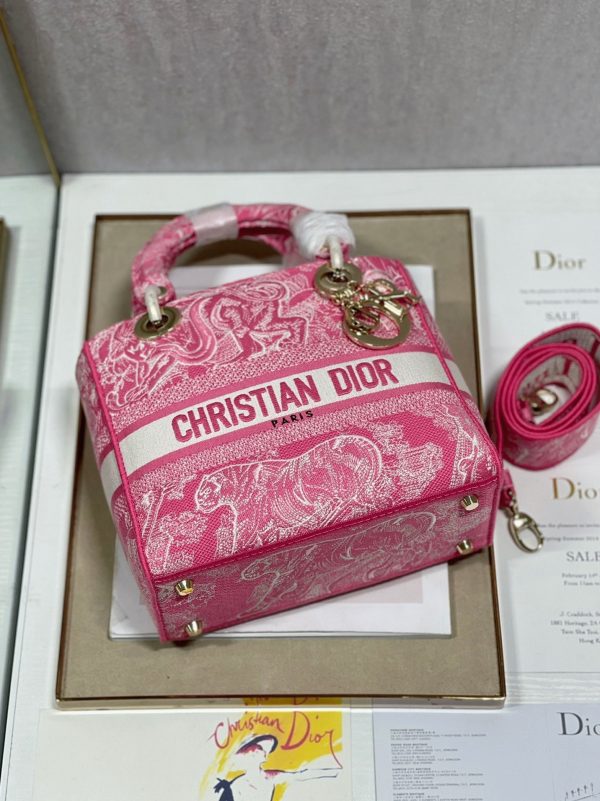 Réplique Sac Lady D-Lite Medium en broderie Toile de Jouy inversée rose fluorescent – Image 8