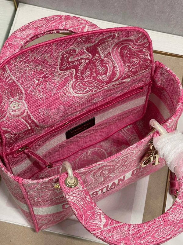 Réplique Sac Lady D-Lite Medium en broderie Toile de Jouy inversée rose fluorescent – Image 7