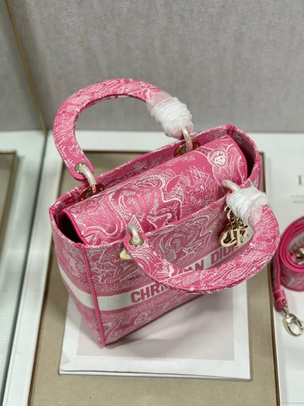Réplique Sac Lady D-Lite Medium en broderie Toile de Jouy inversée rose fluorescent – Image 6