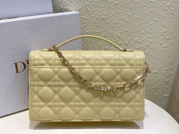 Contrefaçon Sac Miss Dior à poignée en agneau cannage jaune pastel – Image 10