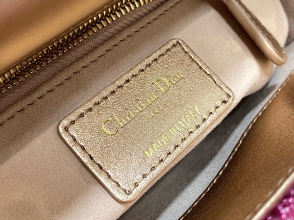 Fausse Mini Sac Lady Dior avec chaîne en satin brodé perle rose – Image 3