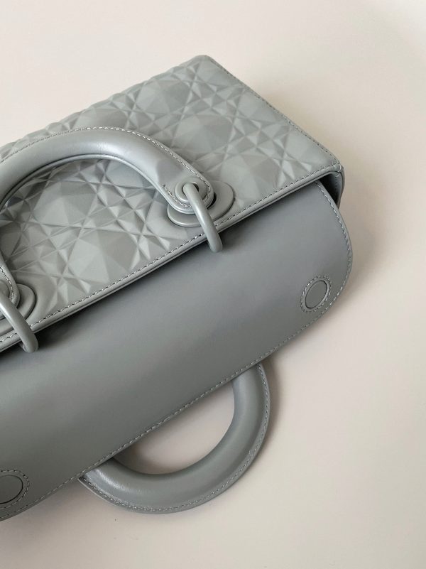 Contrefaçon Sac Lady D-Joy Medium en veau gris avec motif diamant – Image 10