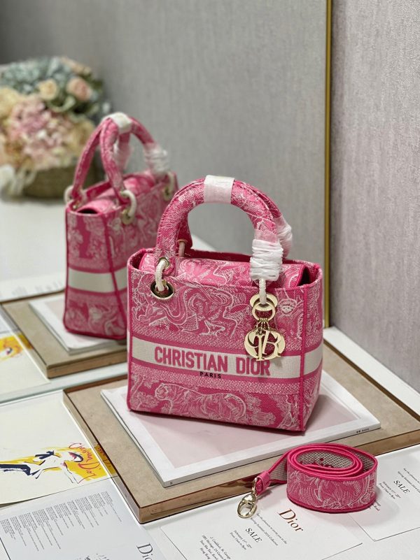 Réplique Sac Lady D-Lite Medium en broderie Toile de Jouy inversée rose fluorescent – Image 5