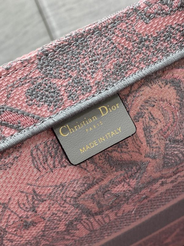 Fausse Sac Dior Book Tote Large en broderie Toile de Jouy Sauvage rose et grise – Image 7