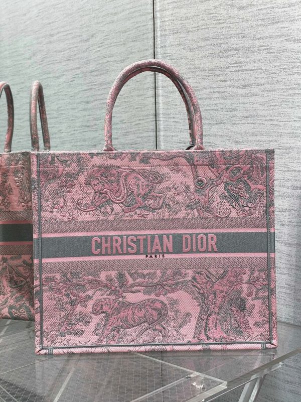 Fausse Sac Dior Book Tote Large en broderie Toile de Jouy Sauvage rose et grise