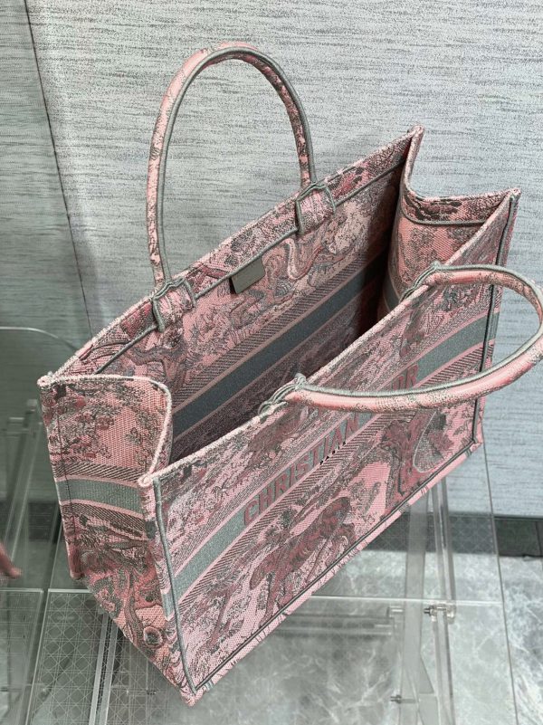 Fausse Sac Dior Book Tote Large en broderie Toile de Jouy Sauvage rose et grise – Image 6