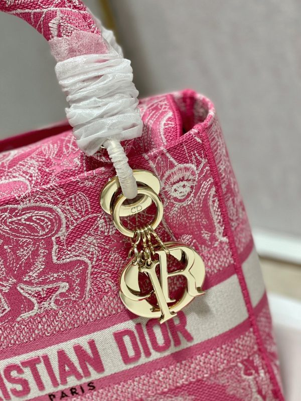 Réplique Sac Lady D-Lite Medium en broderie Toile de Jouy inversée rose fluorescent – Image 4