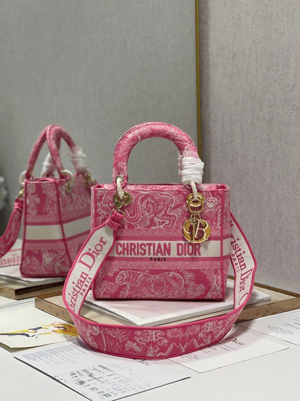 Réplique Sac Lady D-Lite Medium en broderie Toile de Jouy inversée rose fluorescent – Image 3