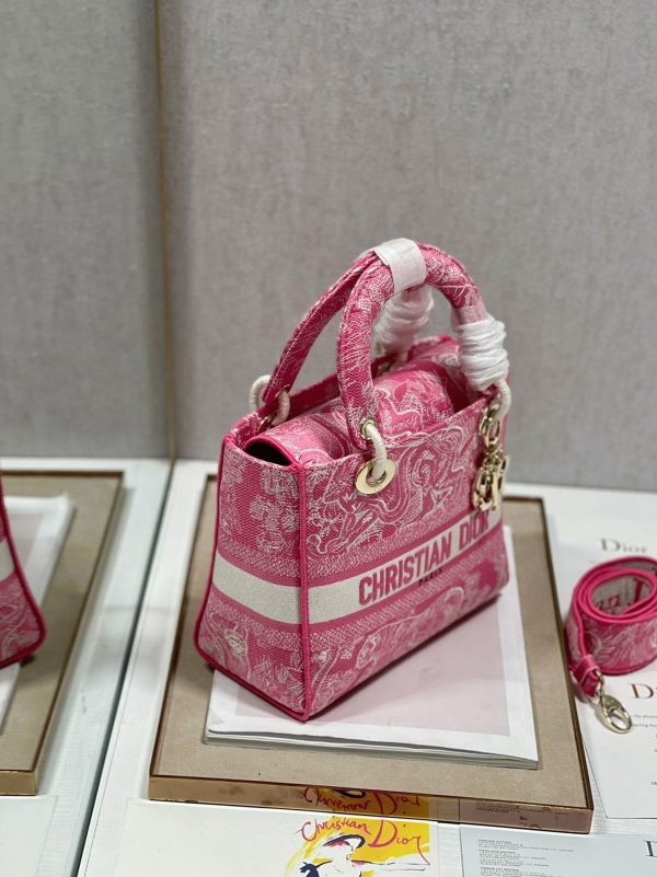 Réplique Sac Lady D-Lite Medium en broderie Toile de Jouy inversée rose fluorescent – Image 2